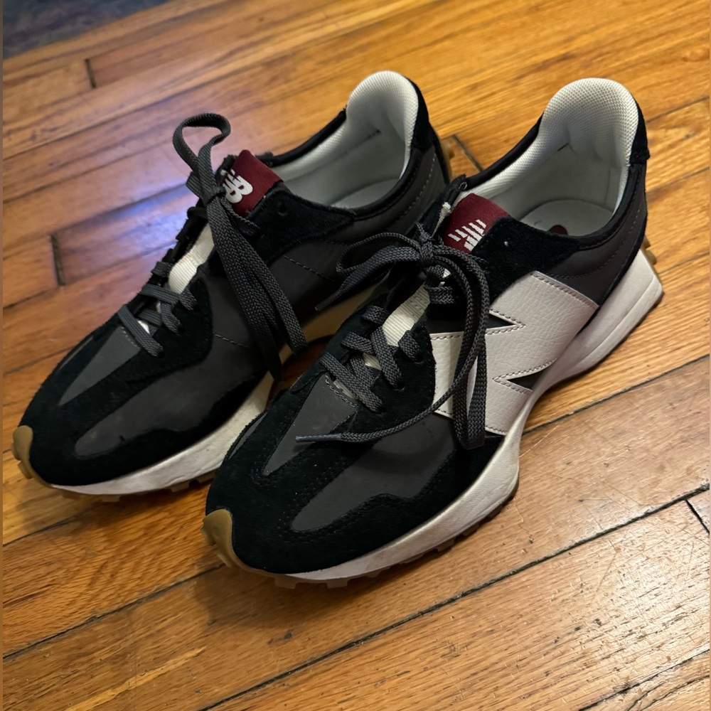 New Balance 327 Sneakers. Size 8.